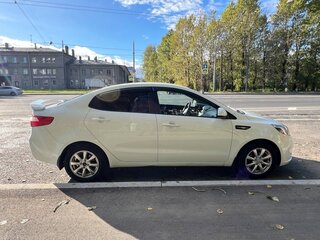 2013 Kia Rio 4-speed III, белый, 1030000 рублей, вид 4