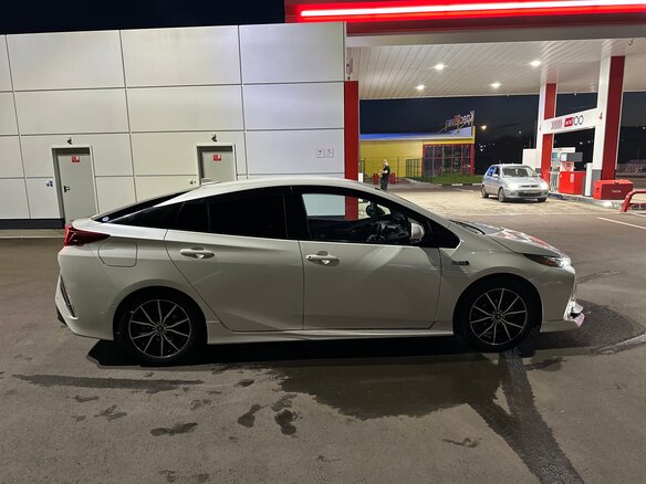 2017 Toyota Prius PHV ZVW52 IV (XW50), белый, 2060000 рублей - вид 3