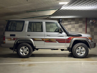 2016 Toyota Land Cruiser 76 70 Series Рестайлинг 1, серый, 12500000 рублей, вид 3