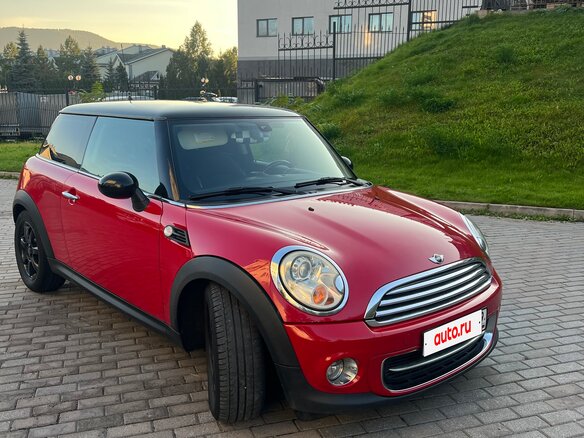 2013 Mini Hatch Cooper II (R56) Рестайлинг, красный, 1130000 рублей - вид 2
