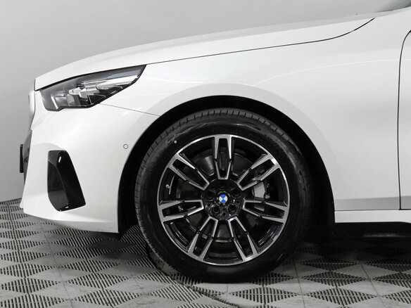 2025 BMW 5 серии Long 530Li xDrive VIII (G60/G61/G68), белый, 9900000 рублей - вид 6