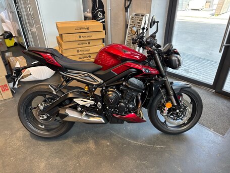 2023 Triumph Street Triple, красный, 1200000 рублей, вид 1