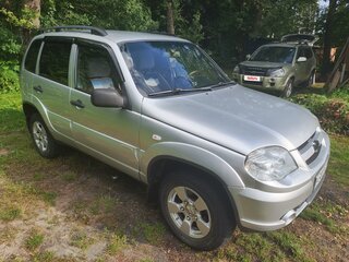 2015 Chevrolet Niva I Рестайлинг, серебристый, 800000 рублей, вид 2