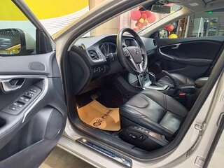 2017 Volvo V40 II Рестайлинг, бежевый, 1360000 рублей, вид 4