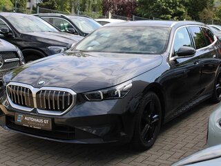 2025 BMW 5 серии 520d VIII (G60/G61/G68), голубой, 6900869 рублей, вид 4
