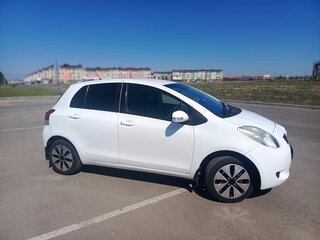 2009 Toyota Vitz II (XP90), белый, 450000 рублей, вид 3