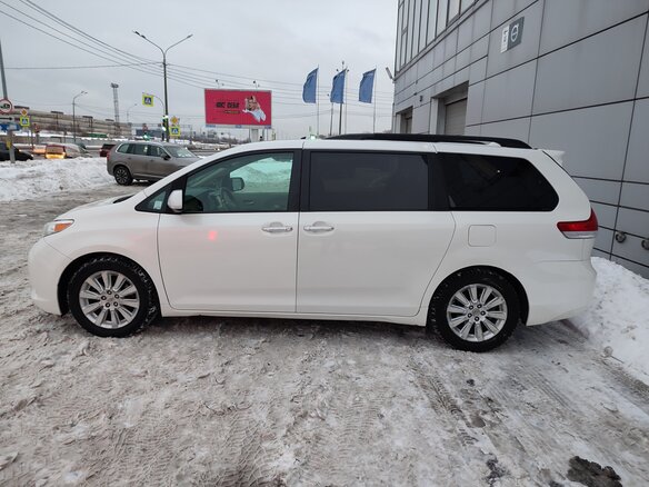 2010 Toyota Sienna III, белый, 1500000 рублей - вид 3