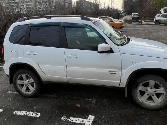 2013 Chevrolet Niva I Рестайлинг, белый, 500000 рублей - вид 2