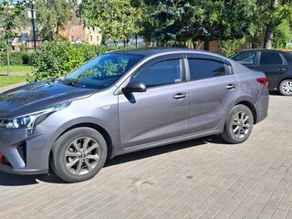 2021 Kia Rio IV Рестайлинг, серый, 1690000 рублей, вид 4