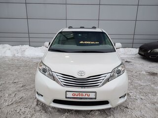 2010 Toyota Sienna III, белый, 1500000 рублей, вид 2