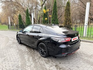2021 Toyota Camry VIII (XV70) Рестайлинг, чёрный, 3400000 рублей, вид 3
