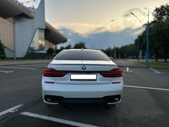 2018 BMW 7 серии Long 740Ld xDrive VI (G11/G12), белый, 4220000 рублей - вид 4