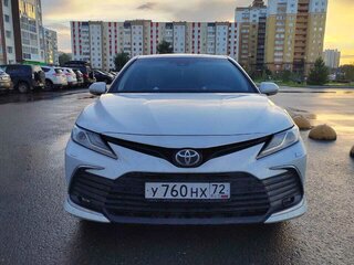2021 Toyota Camry VIII (XV70) Рестайлинг, белый, 4000000 рублей, вид 2