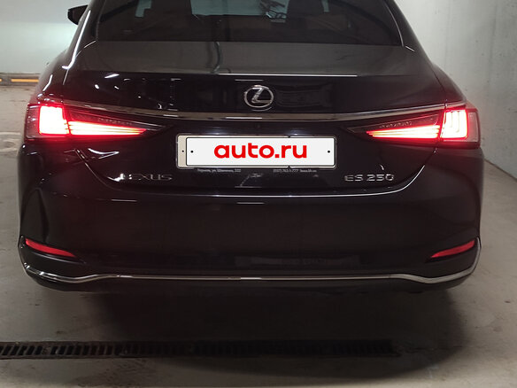 2020 Lexus ES 250 VII, чёрный, 4700000 рублей - вид 4