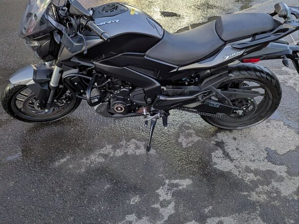 2024 Bajaj Dominar 400, чёрный - вид 2