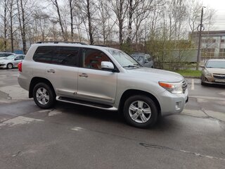 2013 Toyota Land Cruiser 200 Series Рестайлинг 1, серебристый, 4050000 рублей, вид 2
