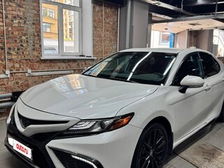 2022 Toyota Camry VIII (XV70) Рестайлинг, белый, 3800000 рублей, вид 4