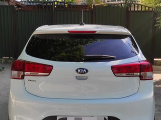 2017 Kia Rio III Рестайлинг, белый, 1320000 рублей, вид 5