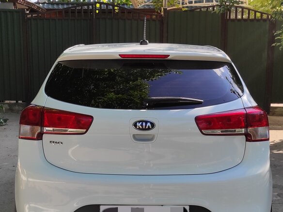 2017 Kia Rio III Рестайлинг, белый, 1320000 рублей - вид 4