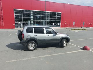 2014 Chevrolet Niva I Рестайлинг, серебристый, 650000 рублей, вид 4