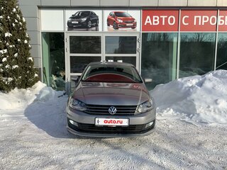 2017 Volkswagen Polo V Рестайлинг, серебристый, 1370000 рублей, вид 2