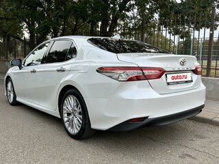 2019 Toyota Camry VIII (XV70), белый, 3180000 рублей, вид 4