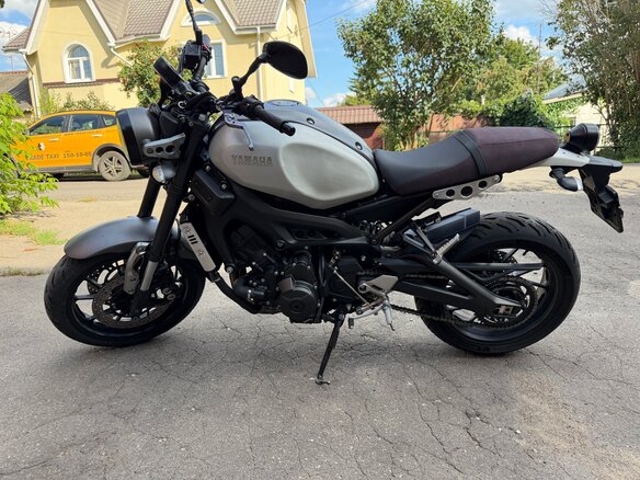 2020 Yamaha XSR900, серебристый, 970000 рублей