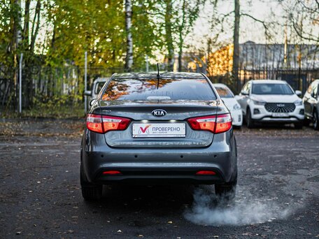 2013 Kia Rio 4-speed III, белый, 860000 рублей, вид 4
