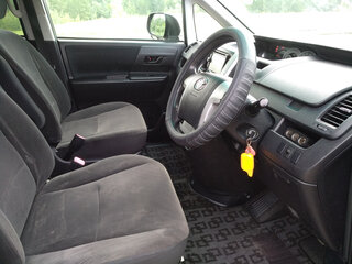 2010 Toyota Noah II (R70), серый, 1670000 рублей, вид 2