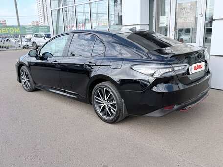 2021 Toyota Camry VIII (XV70) Рестайлинг, чёрный, 3780000 рублей, вид 4