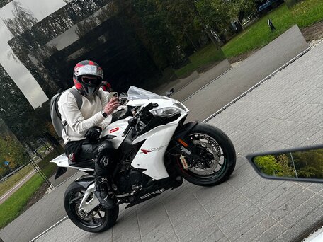 2010 Aprilia RSV4, белый, 875000 рублей, вид 1