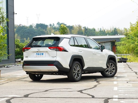 2025 Toyota RAV4 V (XA50), белый, 3950000 рублей - вид 3