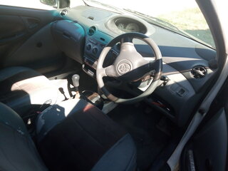 2002 Toyota Vitz I (P10), белый, 270000 рублей, вид 5