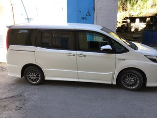2017 Toyota Noah III (R80), белый, 2080000 рублей, вид 4