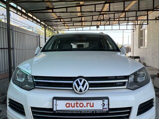 2011 Volkswagen Touareg II, белый, 2390000 рублей, вид 1