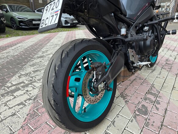 2024 Yamaha MT-09 (FZ-09), серый - вид 3