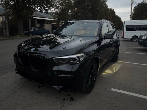 2021 BMW X5 40i IV (G05/G18), чёрный, 7500000 рублей - вид 1