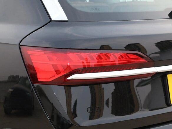 2025 Audi Q7 45 TFSI II (4M) Рестайлинг 2, чёрный, 10123000 рублей - вид 4