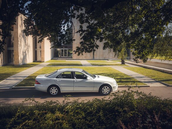 1999 Mercedes-Benz S-Класс 320 IV (W220), белый - вид 3