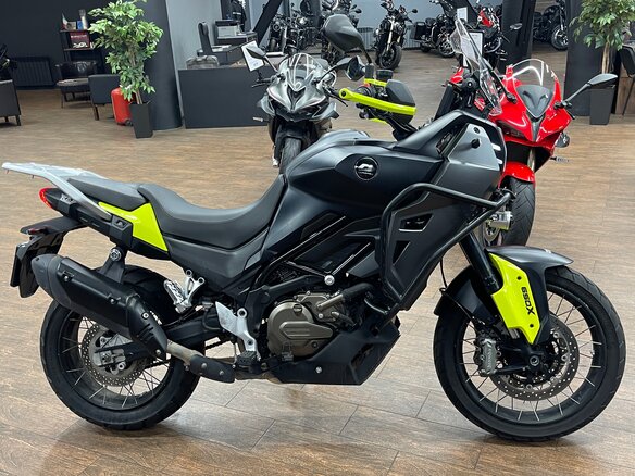 2025 QJMotor SVT 650 X, чёрный, 515000 рублей - вид 4