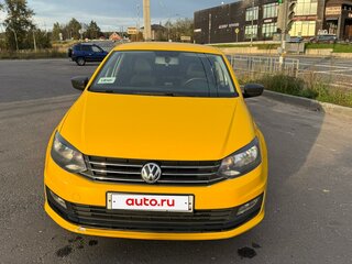 2016 Volkswagen Polo V Рестайлинг, жёлтый, 590000 рублей, вид 2