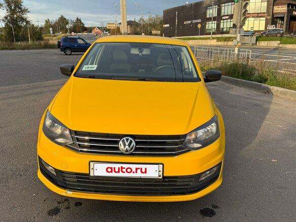 2016 Volkswagen Polo V Рестайлинг, жёлтый, 590000 рублей - вид 1