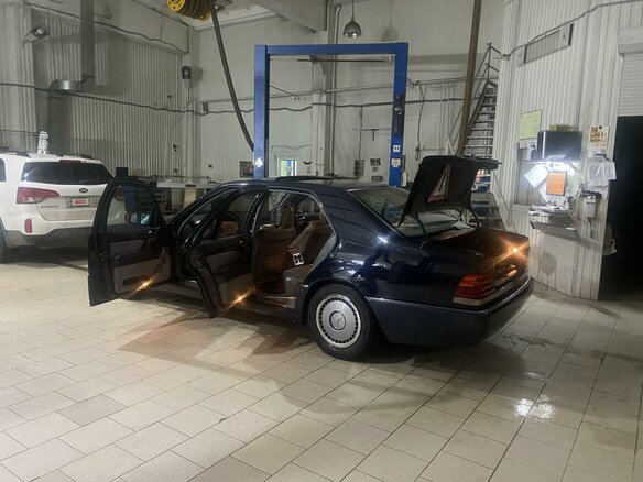1993 Mercedes-Benz S-Класс 300 III (W140), синий, 1070000 рублей - вид 4