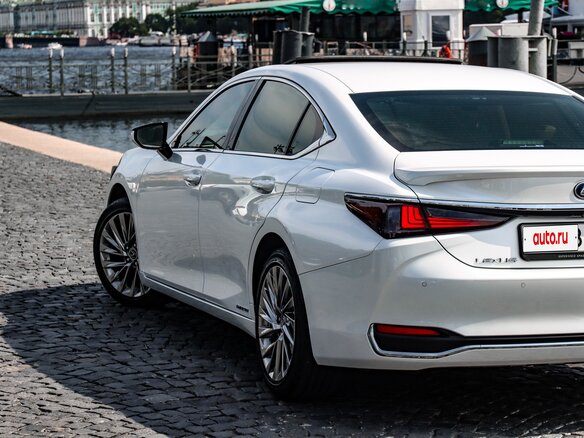 2021 Lexus ES 300h VII Рестайлинг, белый, 5150000 рублей - вид 15