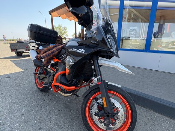 2024 KTM 890 SMT, оранжевый, 1350000 рублей - вид 3