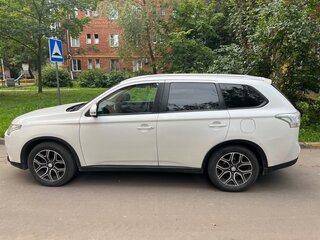 2014 Mitsubishi Outlander III Рестайлинг, белый, 1300000 рублей, вид 4