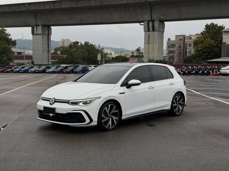 2023 Volkswagen Golf VIII, белый, 1990000 рублей, вид 1