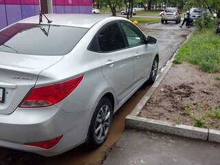 2015 Hyundai Solaris I Рестайлинг, серебристый, 925000 рублей, вид 4
