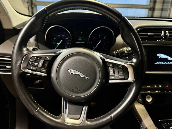 2017 Jaguar F-Pace I, красный, 2390000 рублей - вид 14