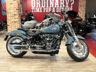 2023 Harley-Davidson Fat Boy, серебристый, 3800000 рублей, вид 2